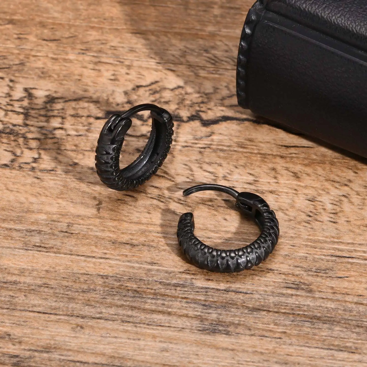 Vnox Black Snake Textured Hoop Earrings for Men, Hypoallergenic Metal Stainless Steel Animal Male Boys Earring,Cool Gift for Him